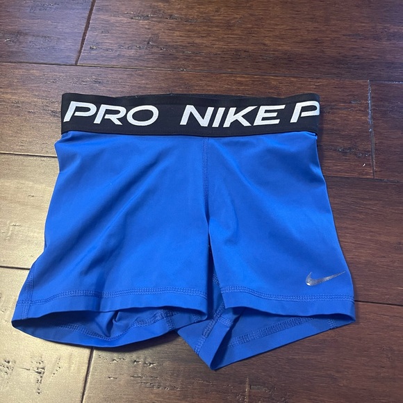 Nike Pants - WOMEN NIKE PROS
SIZE- WOMEN XS
